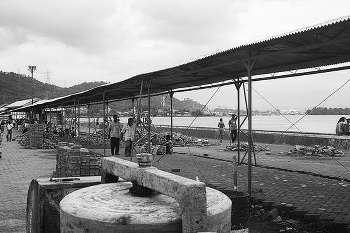 Jalur bagi penumpang pejalan kaki yang menghubungkan Terminal Terpadu Merak dengan loket pembayaran tiket kapal di Pelabuhan Merak, Kota Cilegon, Banten, masih dalam perbaikan, Senin (26/12). Hingga saat ini, penumpang pejalan kaki harus berjalan ratusan meter dari terminal menuju loket dan dermaga tempat kapal sandar.