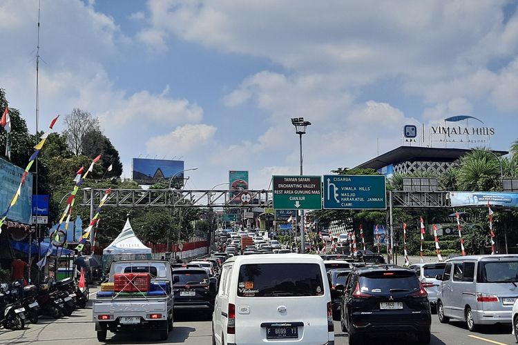 Situasi arus lalu lintas menuju kawasan wisata Puncak Bogor, Jawa Barat, padat akibat antrean kendaraan menuju kawasan wisata Puncak Bogor, Jawa Barat, saat libur HUT ke-80 RI, Minggu (17/8/2025) siang. Situasi tersebut terjadi akibat antrean kendaraan yang hendak masuk ke kawasan wisata Puncak Bogor jelang cuti bersama.