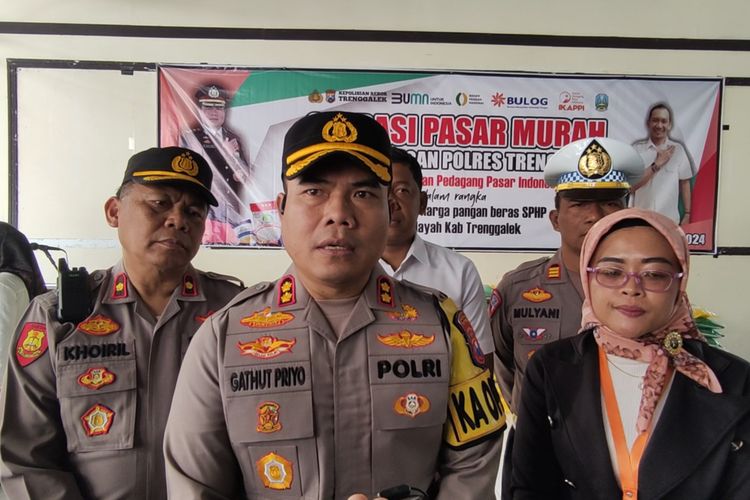 Kapolres Trenggalek AKBP Gathut Bowo Supriono di kawasan Mapolres dalam kegiatan operasi pasar stabilkan harga beras.