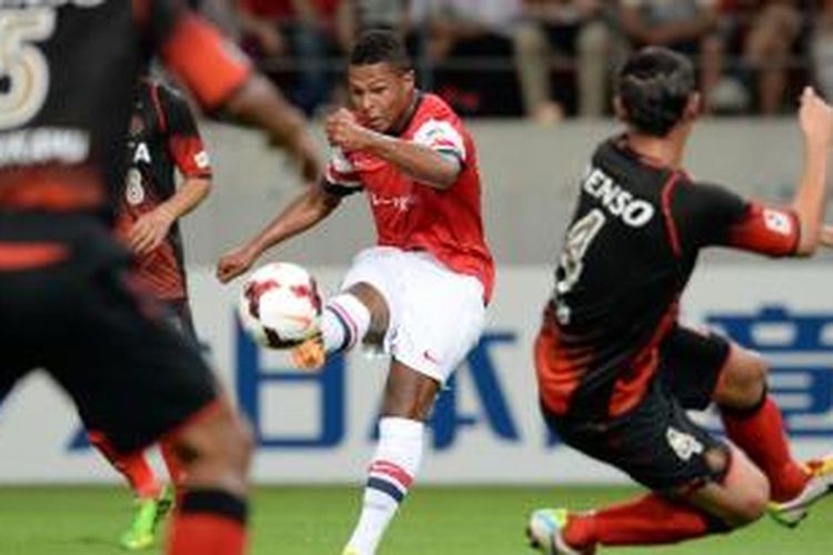 Gelandang Arsenal, Serge Gnabry, mencoba melakukan tendangan ke gawang Nagoya Grampus pada laga persahataban, Senin (22/7/2013). Pada pertandingan ini, Arsenal menang 3-1.