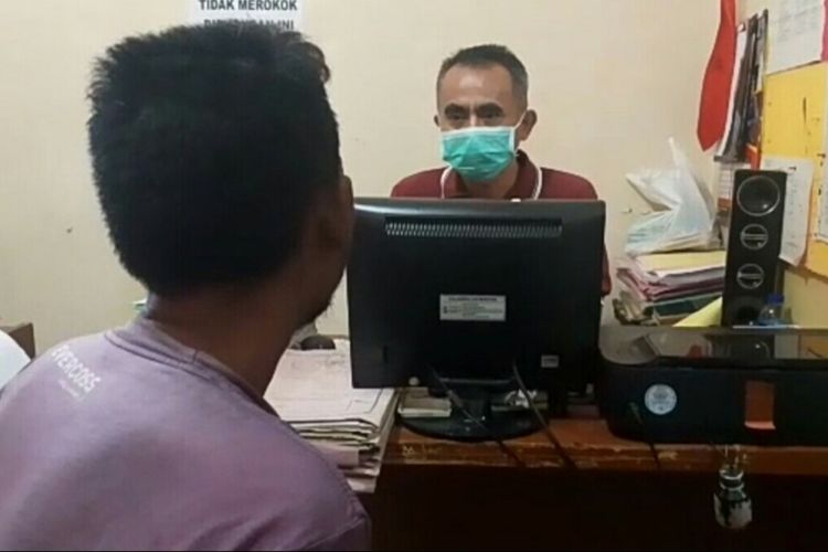 Penyidik tengah memeriksa seorang pria diduga sebagai pelaku penculikan anak di kantor Polsek Bojongpicung, Kabupaten Cianjur, Jawa Barat, Rabu (15/7/2020)