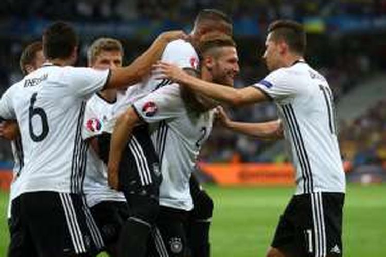 Shkodran Mustafii disambut rekan-rekannya sesama pemain timnas Jerman seusai mencetak gol ke gawang Ukraina, Minggu (12/6/2016). 