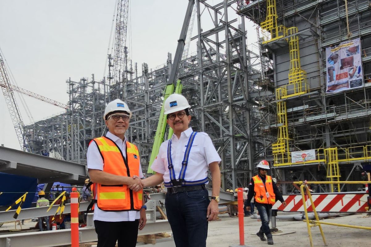Menteri Perdagangan Republik Indonesia Zulkifli Hasan (kiri), didampingi Presiden Direktur PT Freeport Indonesia (PTFI) Tony Wenas saat kunjungan kerja ke proyek pembangunan smelter PTFI di KEK JIIPE, Gresik, Jawa Timur pada hari Selasa (28/11). Zulkifli Hasan mengatakan pihaknya siap mendukung kebutuhan operasi PT Freeport Indonesia menjelang dioperasikannya Smelter Manyar di Gresik, Jawa Timur.