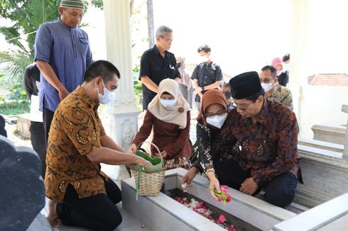 Momen Rektor UNS Ziarah ke Makam Mahasiswa yang Meninggal Saat Diklat Menwa, Minta Maaf ke Keluarga