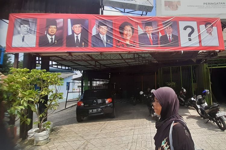 Spanduk bergambar Presiden RI pertama hingga ketujuh serta Wali Kota Solo Gibran Rakabuming Raka terpasang di halaman sebuah showroom mobil tepatnya di RT 001, RW 013 Jalan Veteran 341 Kelurahan Tipes, Kecamatan Serengan, Solo, Jawa Tengah, Selasa (31/5/2022).