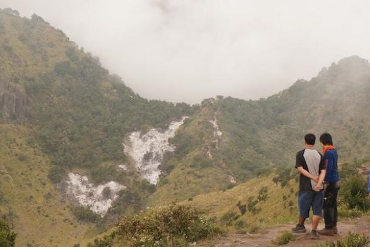Para pendaki Mapala UI sedang memperhatikan jalur setelah Pos Pemancar, Gunung Merbabu, yang merupakan pertemuan Jalur Wekas dan Cunthel.