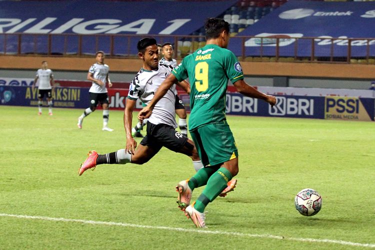 Pemain Persikabo 1973 menghalau pemain Persebaya Surabaya Samsul Arif pada pertandingan pekan 2 Liga 1 2021-2022 yang berakhir dengan skor 3-1 di Stadion Wibawa Mukti Cikarang, Sabtu (11/9/2021) malam.