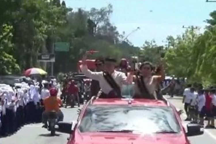 Bupati Polewali Mandar Andi Ibrahim Masdar membawa Piala Adipura yang baru saja diraih daerah dalam konvoi di Kabupaten Polewali Mandar, Sulawesi Barat. Arak-arakan ini disambut aksi penolakan oleh mahasiswa dari Aliansi Mahasiswa Tubbi Taramanu Bersatu di depan kantor DPRD Polman, Rabu (16/1/2019).