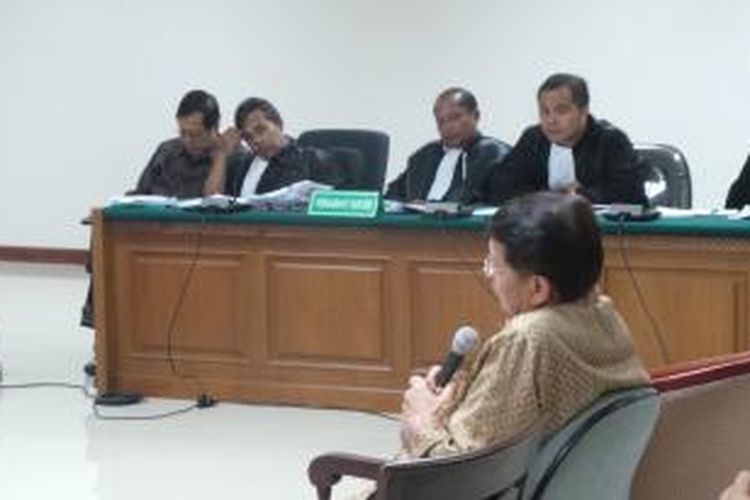 Hassan Wirajuda saat bersaksi untuk terdakwa mantan Sekretaris Jenderal Kemenlu Sudjadnan Parnohadiningrat, di Pengadilan Tindak Pidana Korupsi Jakarta, Rabu (28/5/2014). 
