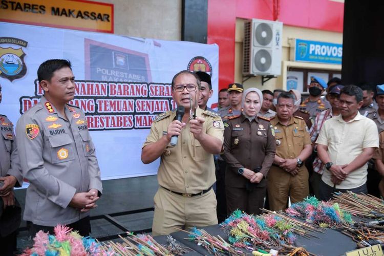 Kepala Polrestabes Makassar, Kombes Polisi Budhi Haryanto bersama Forum Koordinasi Pimpinan Daerah (Forkopimda) Makassar memusnahkan 940 anak panah atau busur hasil serahan Batalyon 120 (B120) di halaman markas Polrestabes Makassar, Selasa (13/9/2022).