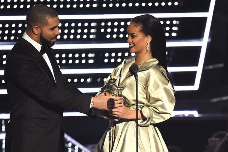 Drake menyerahkan penghargaan The Video Vanguard Award kepada Rihanna pada MTV Video Music Awards di Madison Square Garden, New York, Minggu (28/8/2016).