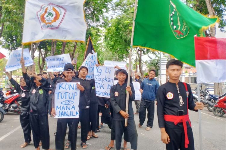 Puluhan pesilat berkumpul di Jalan Wijaya Kusuma hendak menuju ke kantor KONI Sampang, Selasa ( 8/7/2025).