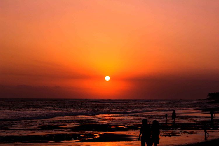 Ilustrasi suasana matahari terbenam di Pantai Berawa, Badung, Bali.