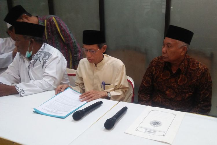 Ketua MUI Gresik KH Mansoer Shodiq (tengah) bersama para pimpinan ormas Islam, saat membacakan pernyataan sikap dihadapan awak media di aula MUI Gresik, Kamis (9/6/2022). *** Local Caption *** Ketua MUI Gresik KH Mansoer Shodiq (tengah) bersama para pimpinan ormas Islam, saat membacakan pernyataan sikap dihadapan awak media di aula MUI Gresik, Kamis (9/6/2022).