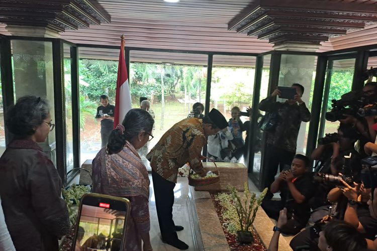 Cawapres nomor urut 3 Mahfud MD saat berziarah ke makam Bung Hatta di Taman Kusir, Jakarta Selatan, Selasa (2/1/2024). 