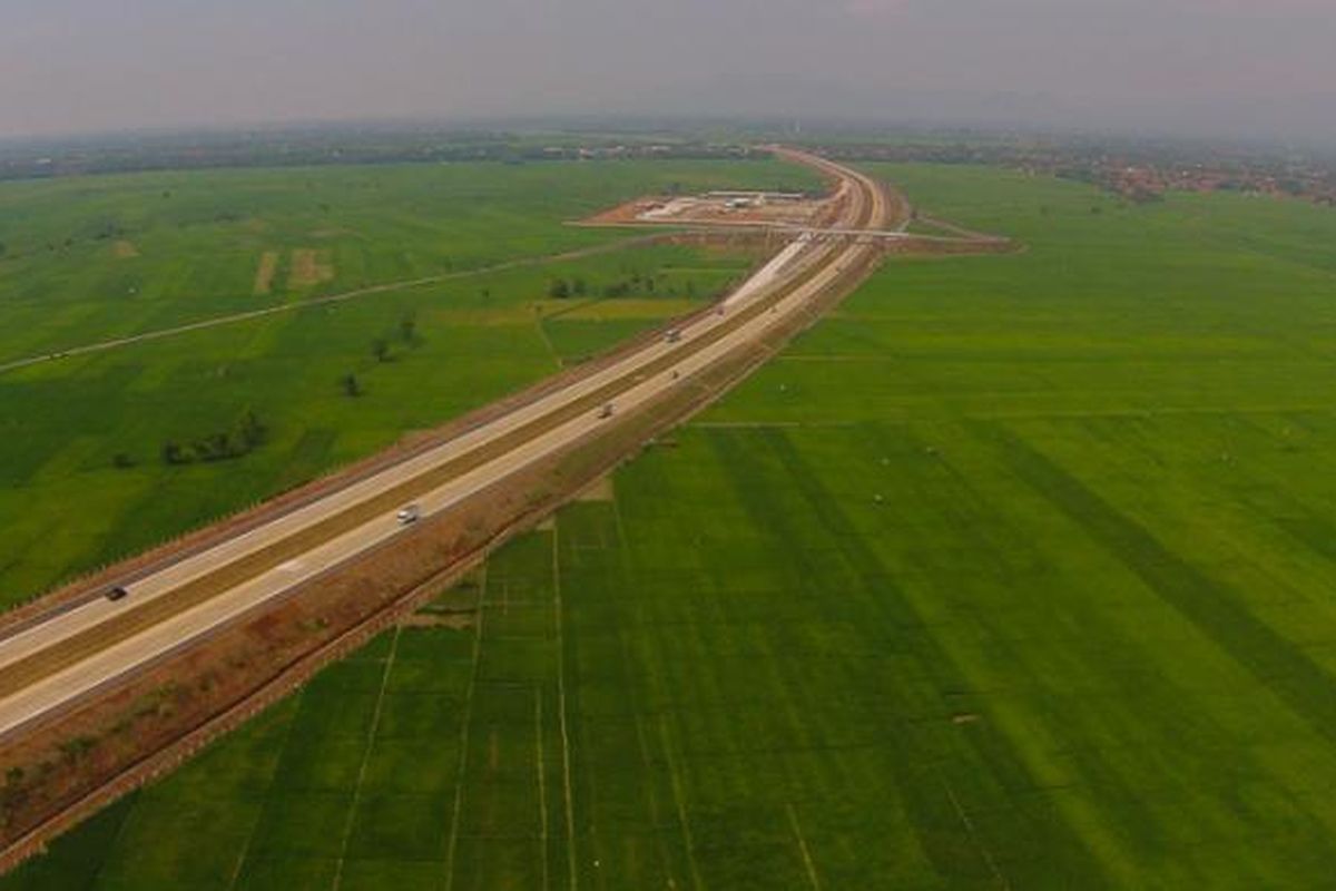 Ruas jalan Tol Cikopo-Palimanan (Cipali), Subang, Jawa Barat, Kamis (18/6/2015). Tol Cipali yang merupakan ruas jalan tol terpanjang di Indonesia yakni 116,75 kilometer tersebut mulai beroperasi, diharapkan dapat mengurangi beban lalu lintas jalur Pantai Utara (Pantura) Jawa hingga 60 persen.