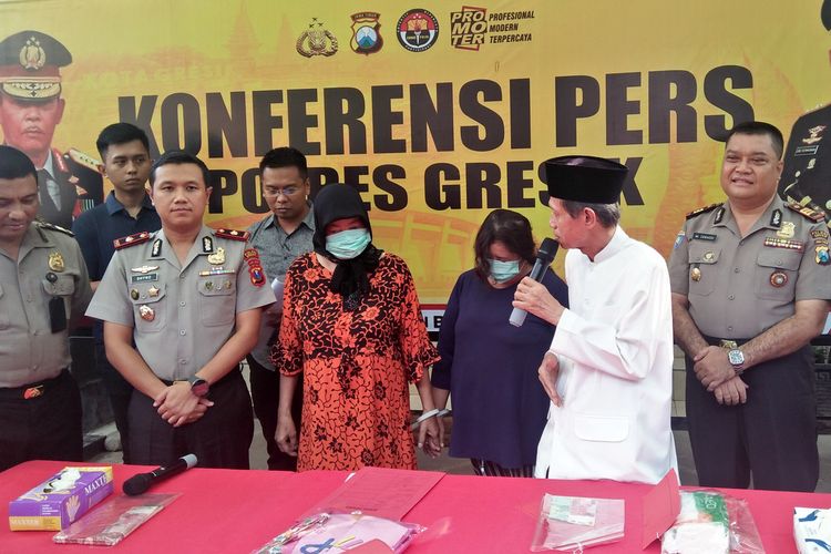 Ketua MUI Gresik KH Mansoer Shodiq (berkopyah), saat menceramahi kedua mucikari di Mapolres Gresik, Jumat (24/1/2020).