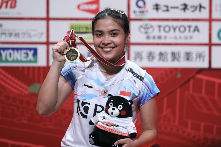 Gregoria Mariska Tunjung menunjukkan medali emas setelah menjuarai Kumamoto Masters Japan  2023 di Kumamoto Prefectural Gymnasium, Minggu (19/11/2023). 