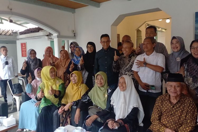 Anies Baswedan saat reuni SMAN 2 Yogyakarta di Legend Coffee, Kota Yogyakarta, DIY, Minggu (31/12/2023)