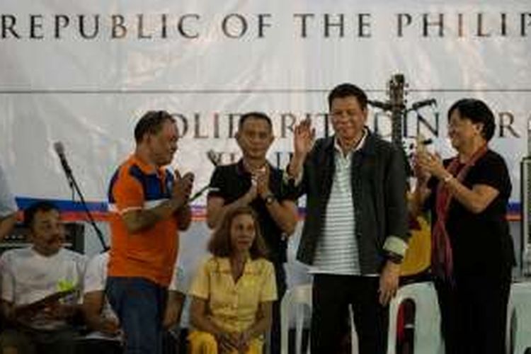 Presiden Filipina Rodrigo Duterte bertemu warga permukiman kumuh di Manila, Kamis (30/6/2016).