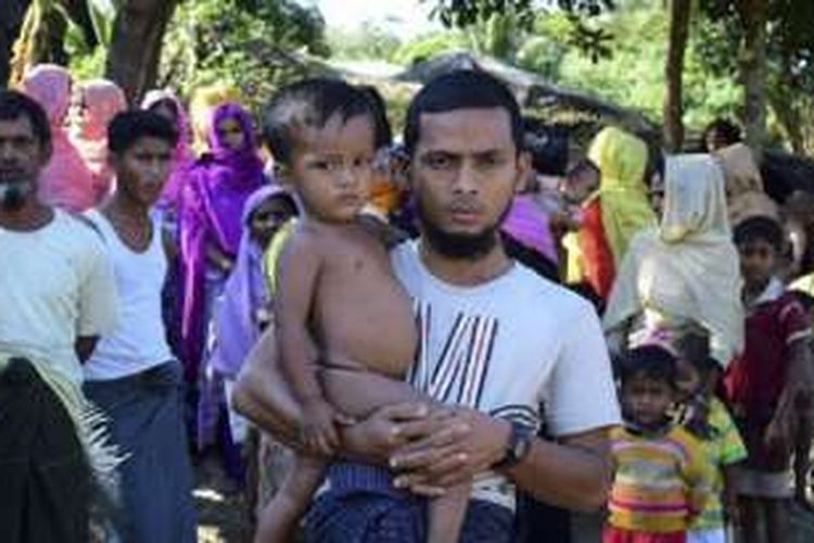 Para pengungsi Rohingya menempati sebuah penampungan tak resmi di Banglades setelah menyelamatkan diri dari negara bagian Rakhine, Myanmar.
