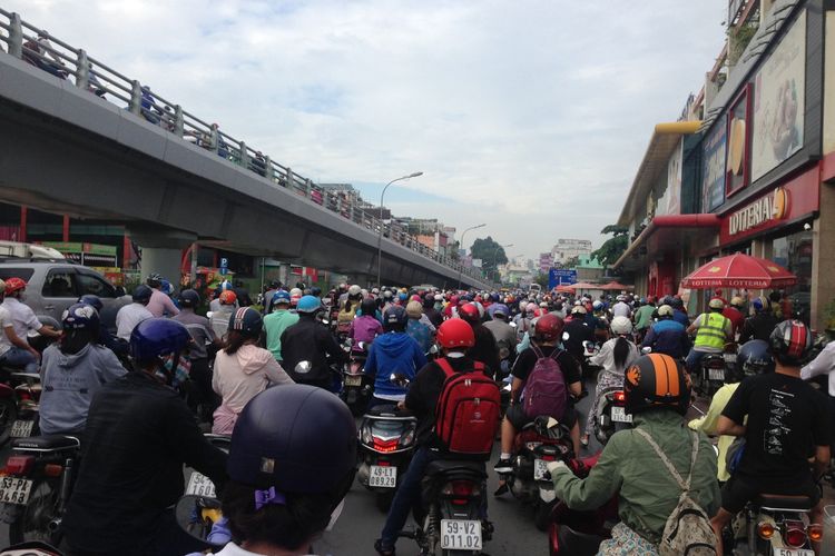 Penduduk Kota Ho Chi Minh hampir 8.5 juta dimana sebagian besar orang mengendarai motor.