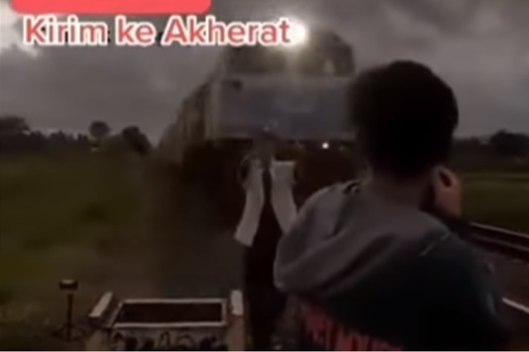 Tangkapan layar video yang memperlihatkan seorang remaja terserempet kereta api hingga terjungkal diduga saat membuat konten.