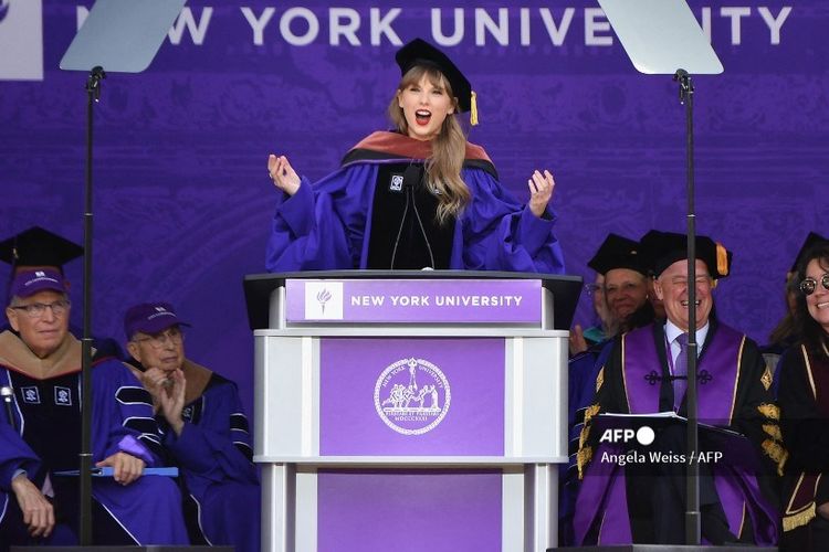 Taylor Swift berpidato di NYU.