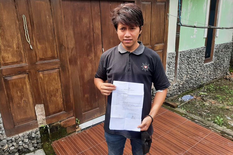 Putra pesinden Anik Sunyahni yang bernama Ade Putra Cahya Utama (28) saat menunjukan surat laporan Polisi. Ade Putra Cahya Utama (28) menjadi korban penganiayaan yang diduga dilakukan oleh sejumlah orang.
