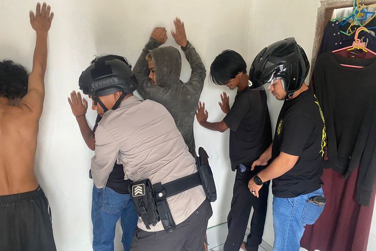 Polisi melakukan penangkapan dua saudara pencuri belasan karung arang di Nunukan Kaltara. Kedua pelaku mencuri arang demi judi slot