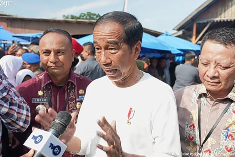Presiden Joko Widodo saat memberikan keterangan pers usai meninjau pasa Batuphat Timur di Lhokseumawe, Aceh, Jumat (10/2/2023)
