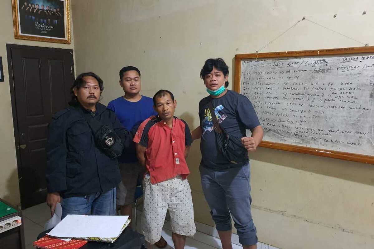 Tersangka Junaidi (44) pelaku penusukan temannya sendiri saat berada di Polres Lahat. Junaidi diketahui menusuk Darsan hingga tewas, karena malu celananya dipeloroti saat menghadiri acara hajatan di desa.
