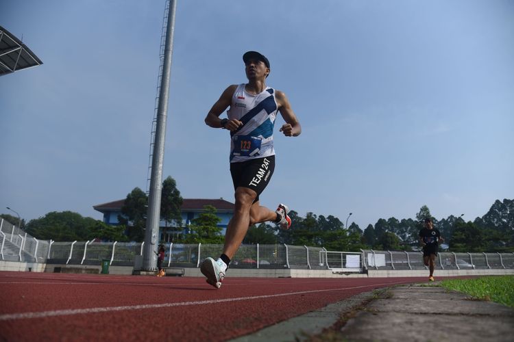 Harian Kompas (Kompas.id) bersama Pemerintah Kota Tangerang, dan para sponsor menghadirkan The Frontliner, sebuah ajang pra-acara yang menjadi wadah bagi pelari komunitas dari seluruh Indonesia untuk menunjukkan kemampuan terbaik mereka. Gelaran The Frontliner berlangsung di Stadion Benteng, Kota Tangerang, pada Sabtu (18/10/2025).