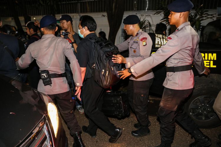 Penyidik KPK keluar dari rumah Ketua DPR Setya Novanto di Jalan Wijaya XIII, Jakarta Selatan, Kamis (16/11/2017). Kesepuluh penyidik keluar dengan membawa tiga tas jinjing, satu koper biru, satu koper hitam, dan satu alat elektronik yang belum diketahui fungsinya. KOMPAS.com/GARRY ANDREW LOTULUNG