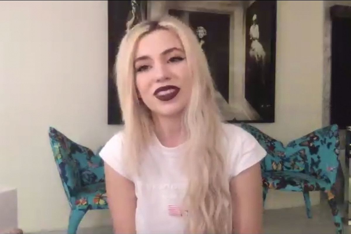 Penyanyi Ava Max dalam interview eksklusif virtual bersama ι.com, Jumat (10/12/2021).