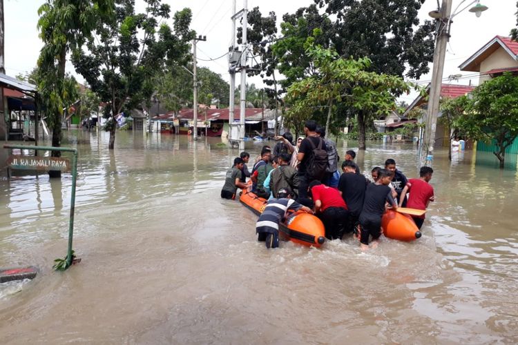Petugas Basarnas mengevakuasi warga di perumahan griya sidomulyo yang menjadi korban banjir