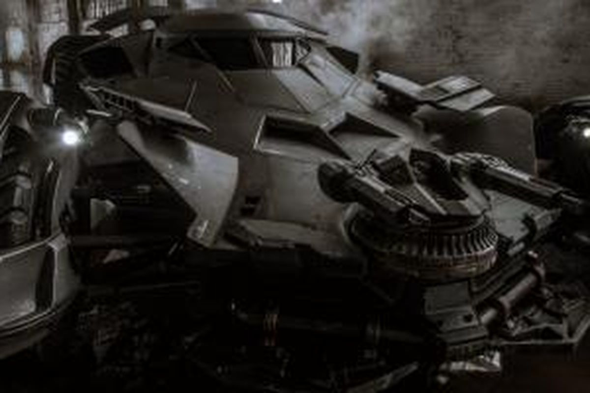Foto Batmobile terbaru yang diunggah Director Zack Snyder lewat Twitter,