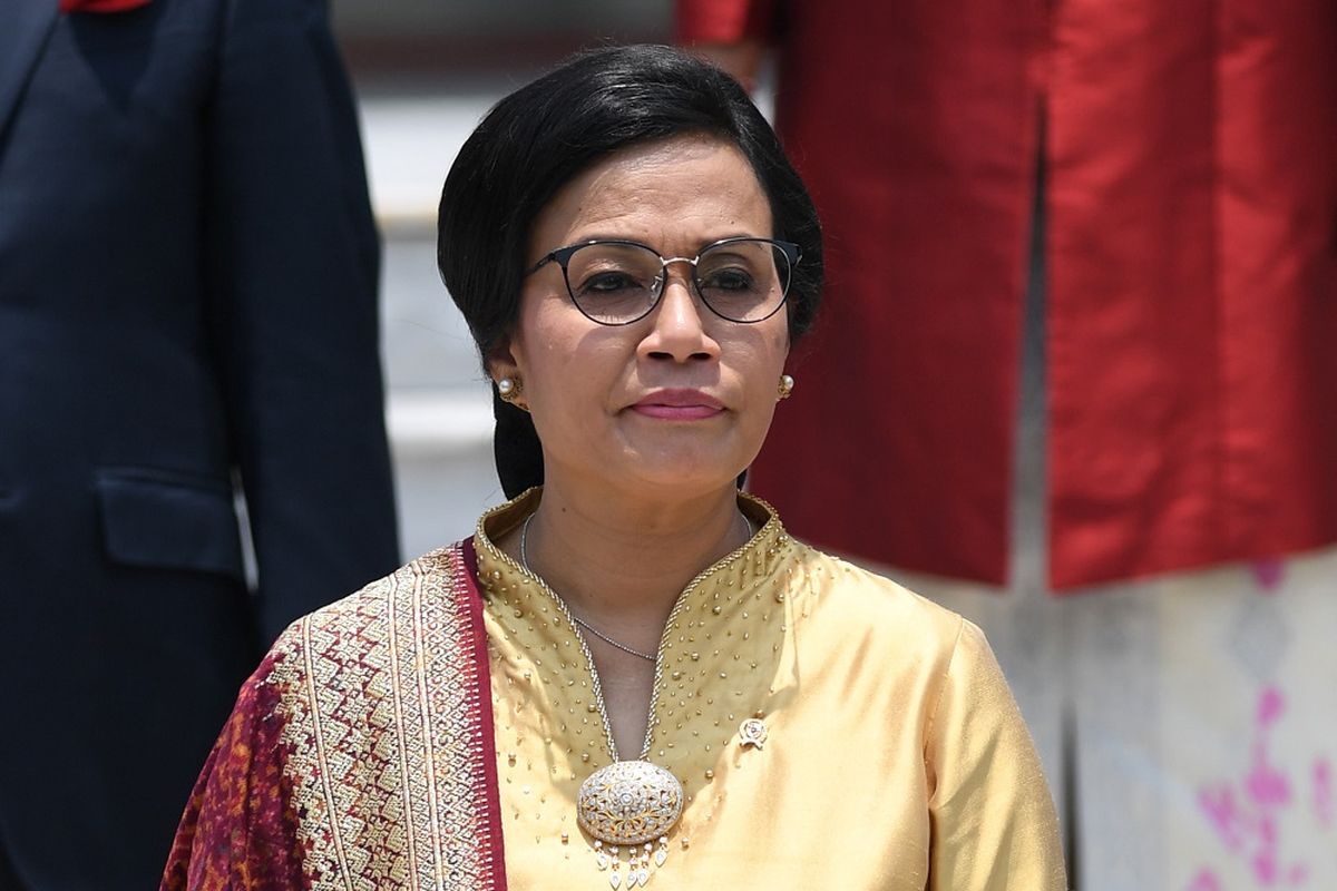 Menteri Keuangan Sri Mulyani bersiap mengikuti foto bersama seusai pelantikan menteri Kabinet Indonesia Maju di Beranda Halaman Istana Merdeka, Jakarta, Rabu (23/10/2019). ANTARA FOTO/Wahyu Putro A/foc.