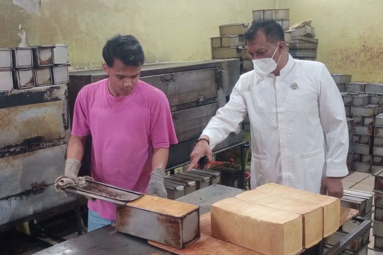 Pemilik usaha roti Rotterdam Bakery Kota Batu, Khamim Tohari 