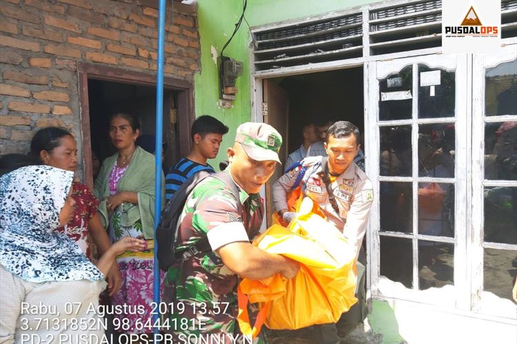 Jenazah balita Juan saat dievakuasi dari dalam peristiwa kebakaran di Marelan, Rabu siang (7/8/2019).