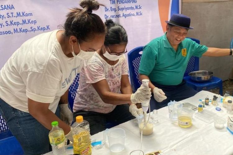 Pelatihan pengolahan produk bernilai tambah bagi masyarakat di Maluku Tengah. (Dok. UKIM)