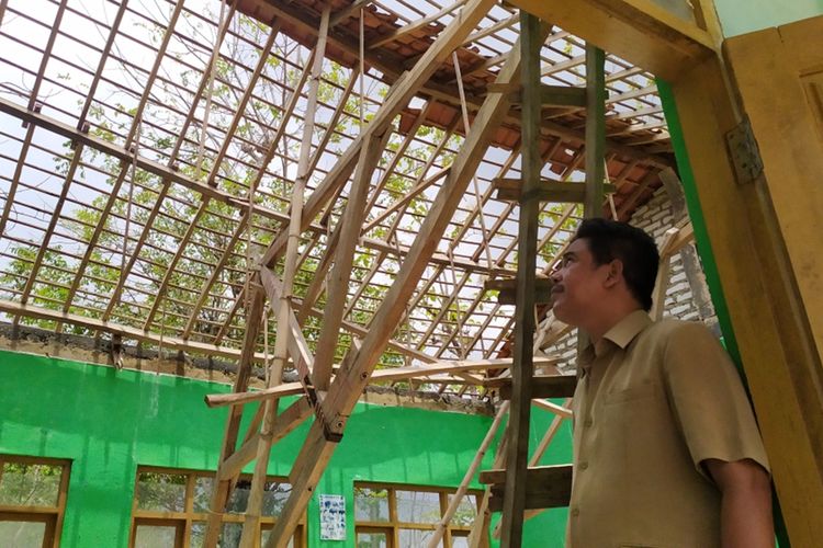 Kepala SDN Palesanggar 5 Kecamatan Pegantenan, Kabupaten Pamekasan, mengamati ruang kelas yang ambruk dan tidak ditempati selama lima bulan, Senin (4/11/2019).