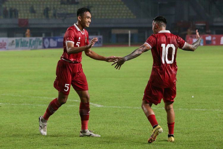 Pemain timnas Indonesia, Ridho Ramadhani dan Stefano Lilipaly melakukan selebrasi usai membobol gawang timnas Burundi pada pertandingan FIFA Matchday di Stadion Patriot Candrabhaga, Bekasi, Sabtu (25/3/2023). Indonesia menang 3-1 atas Burundi