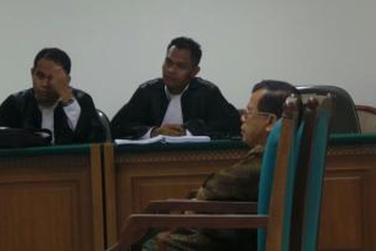 Pargono (berbaju batik) di sidang pembacaan tuntutan perkaranya di Pengadilan Tindak Pidana Korupsi, Jakarta, Kamis (24/10/2013) malam.