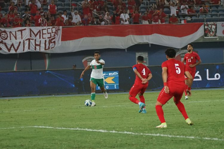 Gelandang timnas Indonesia, Ricky Kambuaya, mendribel bola pada laga Grup A Kualifikasi Piala Asia 2023 Indonesia vs Yordania di Stadion Internasional Jaber Al-Ahmad, Kuwait, Minggu (12/6/2022) dini hari WIB.