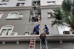 25 Penghuni Apartemen Mediterania Terjebak Kebakaran, Dievakuasi dengan Tangga Darurat