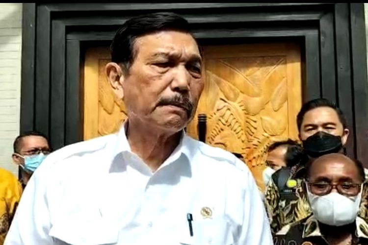 Menko Marves Luhut Binsar Pandjaitandi Balai Kota Sorong. Luhut ungkap banyak maalah di industri sawit.