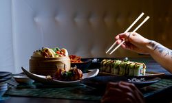 5 Aturan Makan dengan Sumpit yang Sering Dilakukan tapi Ternyata Salah