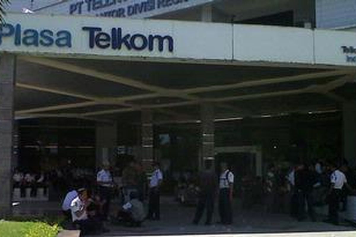 Ratusan tenaga outsourching PT Telkom Divre VII Makassar mogok kerja, Senin (03/06/2013).