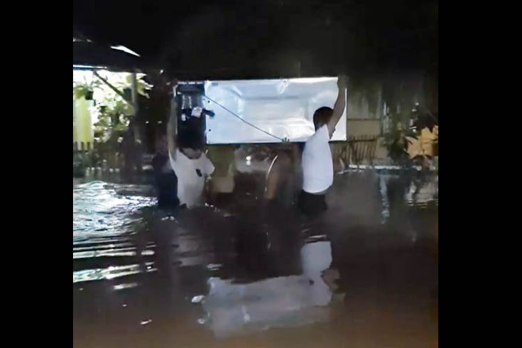 Sejumlah warga Kelurahan Tomulabutao Kota Gorontalo mengangkat barang-barang berharga akibat permukiman mereka mendapat kiriman banjir dari Sungai Bolango.